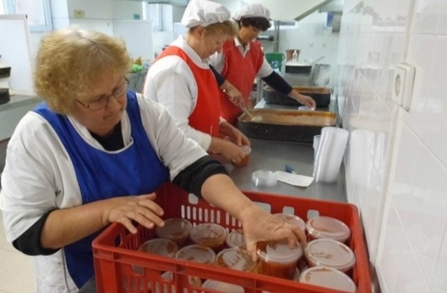 Община Гулянци подпомага с топъл обяд крайно нуждаещите се през летните месеци