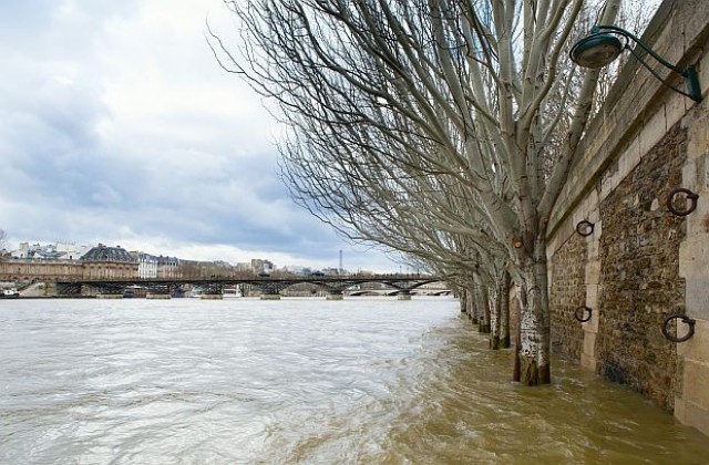 Река Сена преля в Париж (СНИМКИ/ВИДЕО)