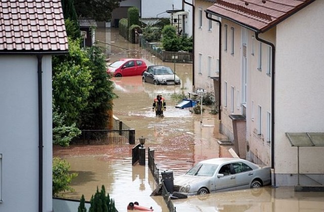 Германия и Франция се борят с катастрофалните наводнения, Лувърът - затворен
