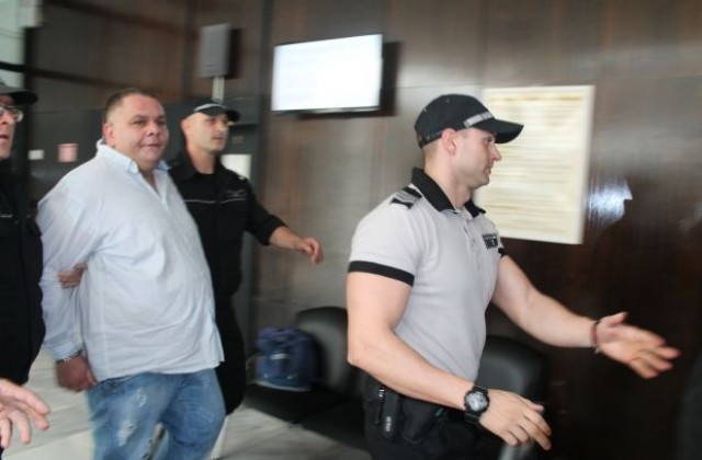 Мартин Дебелия и двамата полицаи остават в ареста