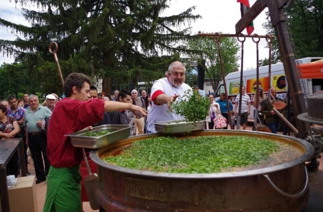 Ути Бъчваров раздаде на казанлъчани 3 000 порции боб