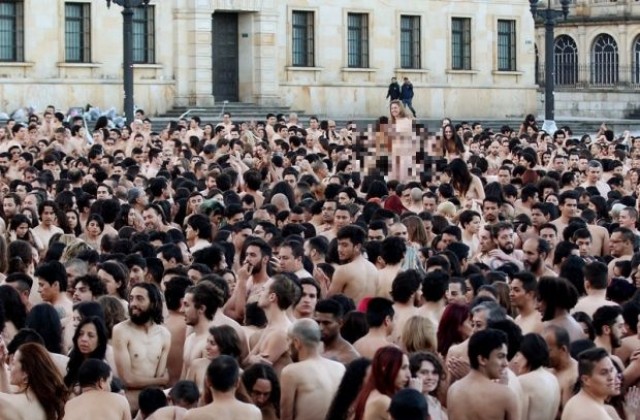 Над 6000 колумбийци позираха голи за мир в Богота (СНИМКИ)