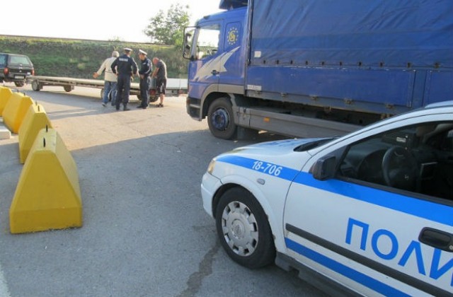 Откриха 11 нелегални бежанци в ТИР край Велико Търново