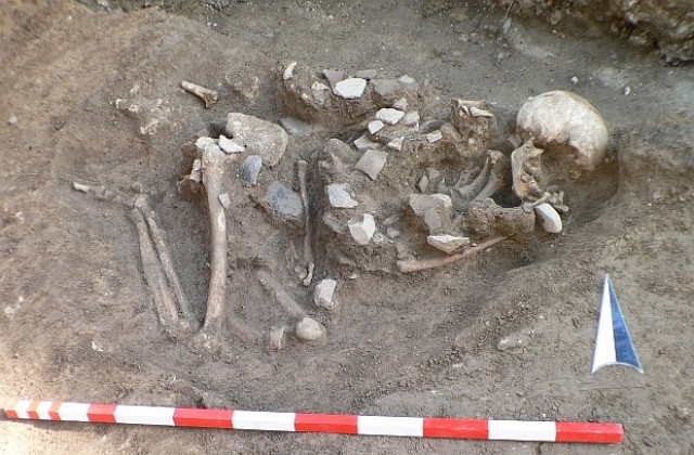 Воин с каменна брадва, погребан преди 6 хилядолетия, намериха в Каменово