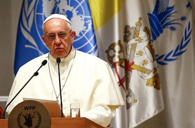 Папа Франциск: Храната не може да стигне до хората заради войни, а оръжията могат