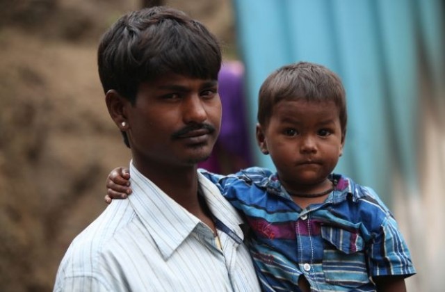 Индиец изпусна сина си в горещи въглени
