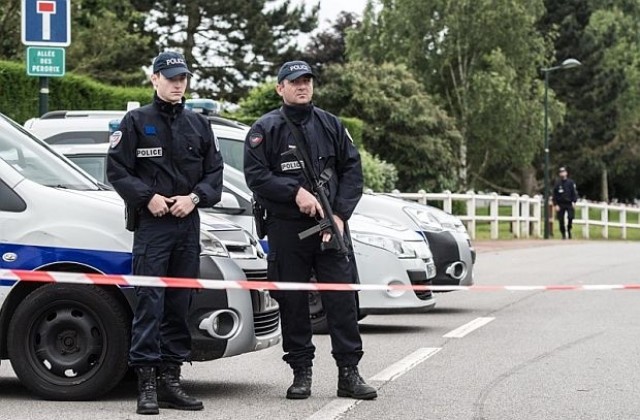 Убиецът на френския полицай е предавал на живо нападението във Фейсбук