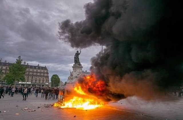 Размирици в Париж: десетки протестиращи бяха арестувани, горяха коли