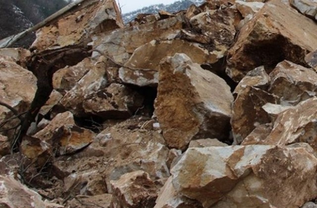 Скална маса се срути върху джип във Велико Търново