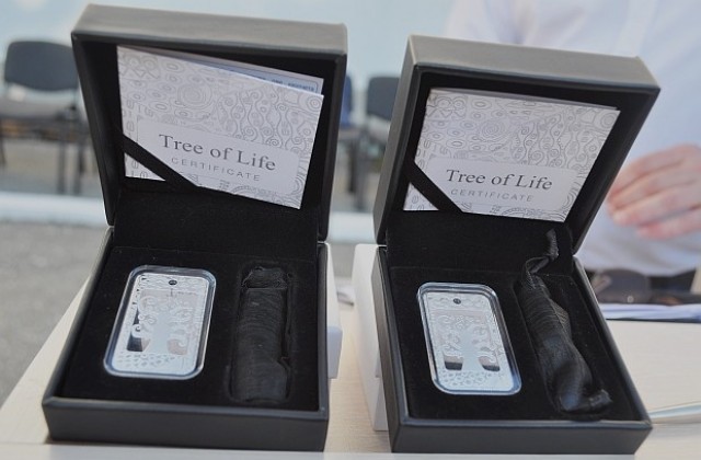 Сребърни медальони „Дървото на живота“ за пълните отличнички на ПМГ