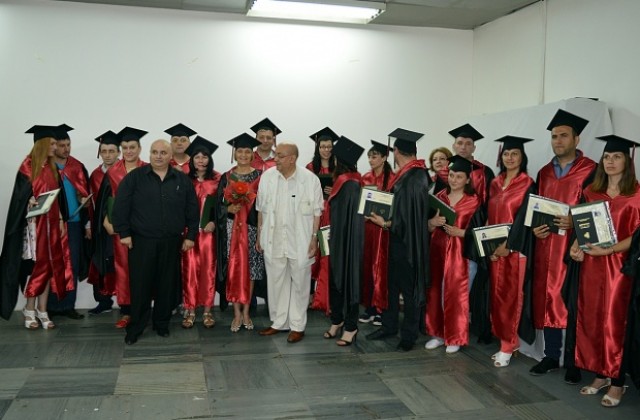 Абсолвенти от ВСУ в Кюстендил получиха дипломите си на тържествена церемония