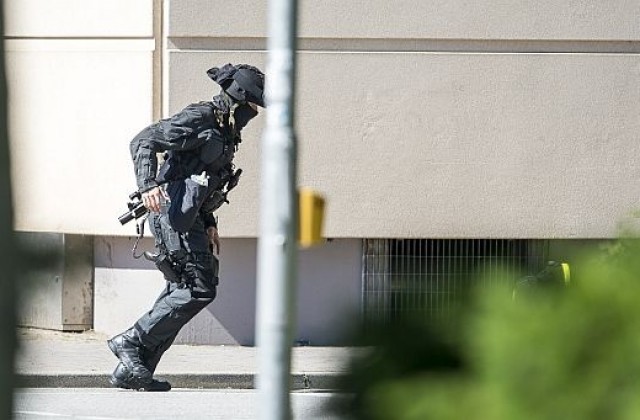 Нападателят в кино в Германия носел граната и пояс с експлозиви