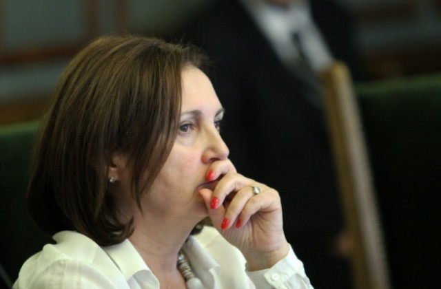 Бъчварова не приема сериозно искането на БСП за оставката й