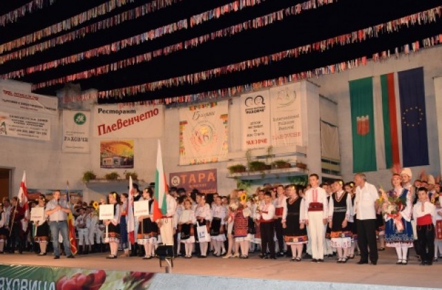 С пищен концерт и илюминации завърши ХII Международен фолклорен фестивал „Раховче”