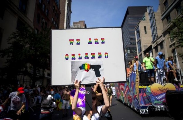 Най-масовият гей парад изпълни улиците на Ню Йорк (СНИМКИ)