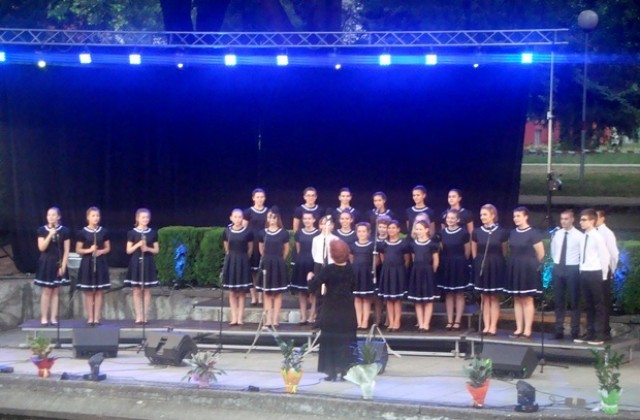 Детски хор „Звъника изнесе летен концерт на сцена „Каскада в Плевен