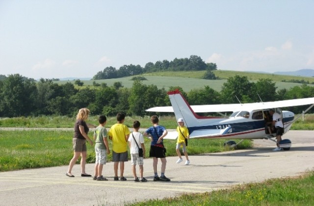 Участници в летен лагер летяха със самолет и се издигнаха с балон