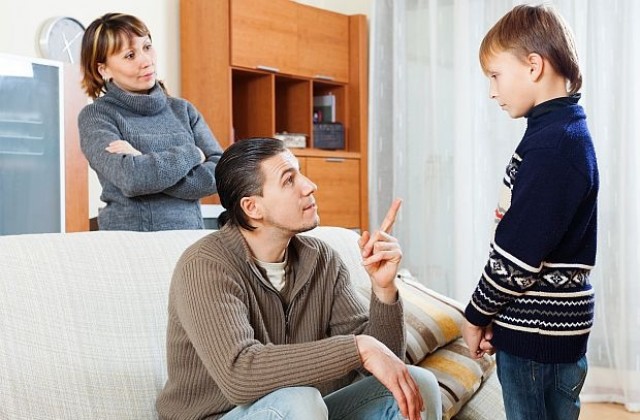 Как може да навреди на децата натрапчивото присъствие на родителите?