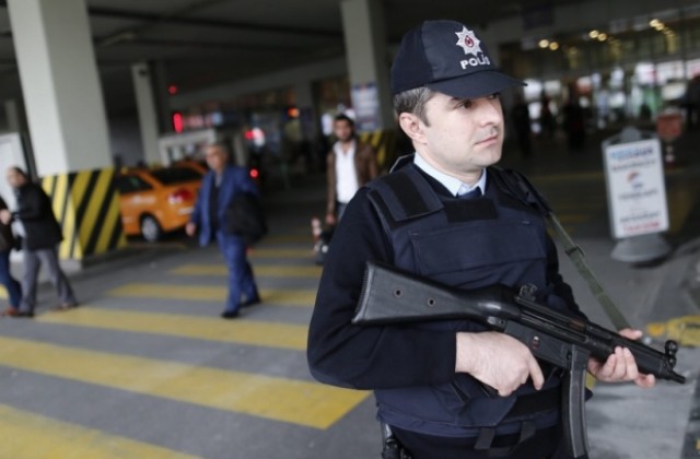 Няма данни за пострадали българи при експлозиите на летище Ататюрк
