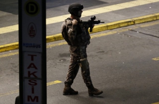 Турските сили за сигурност издирват трети атентатор?