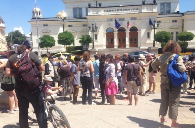 Протест пред парламента срещу промените в Закона за културното наследство