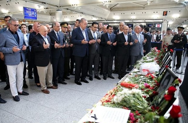 Близо 20 членове на ИД са задържани заради атентата на летище Ататюрк