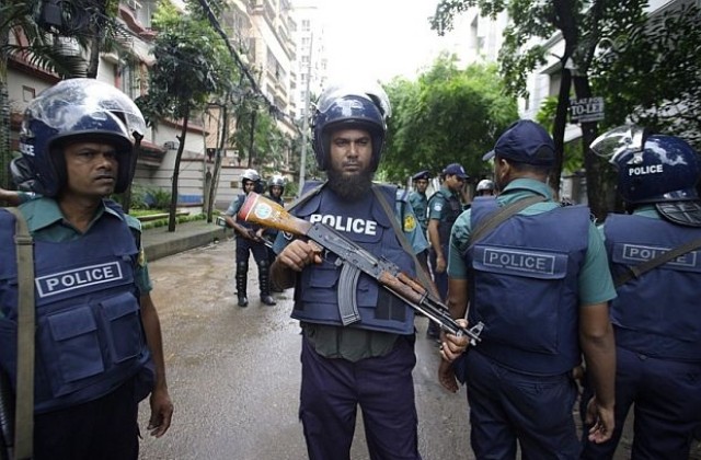 Двама задържани при разследването на атентата в Бангладеш