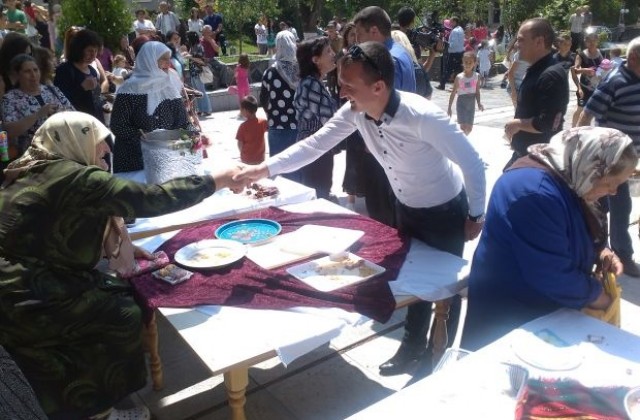 Мюсюлмани и християни от Белица празнуват заедно Рамазан Байрам