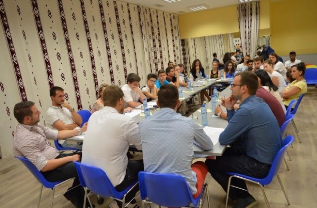 Международен младежки център организира кръгла маса По пътя на успеха