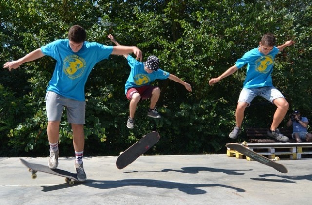 Скейтборд състезание събра 30 младежи в парк Марица