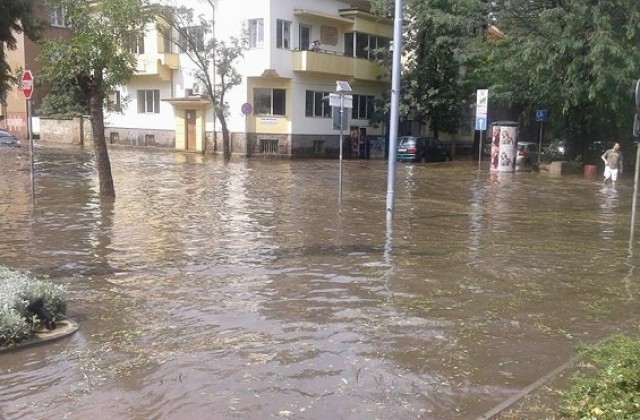 Наводнени подлези и булеварди в Пловдив след жестоката градушка (СНИМКИ)