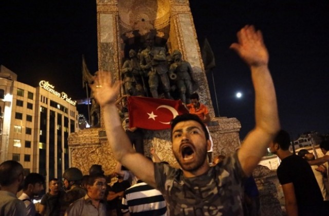 Стотици хора излязоха по улиците на Истанбул и Анкара, за да подкрепят Ердоган