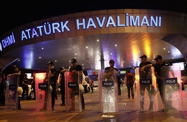 Двама българи са блокирани на летище Ататюрк