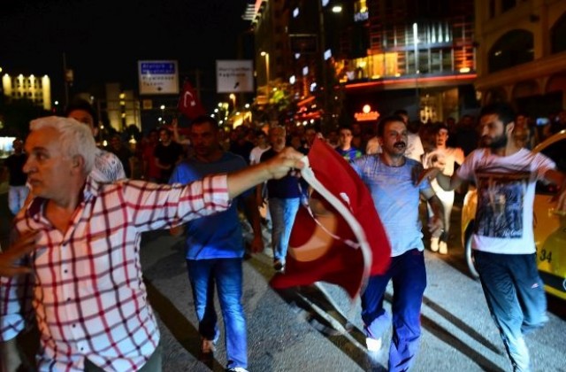 Народът защити демокрацията, пишат медиите в Турция