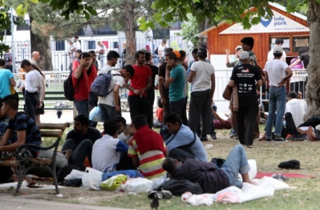 Сърбия изпраща армия и полиция по границите си срещу мигрантите