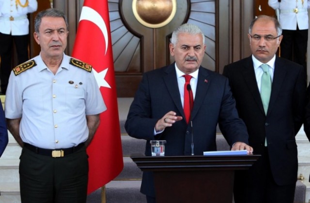 Турският премиер: Заговорниците, опитали да извършат преврат, не са войници, а терористи