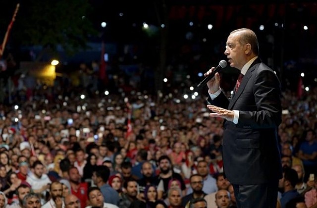 Арестуваха и главния военен съветник на Ердоган