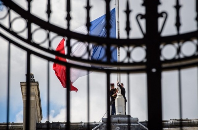 Франция удължава извънредното положение с 6 месеца