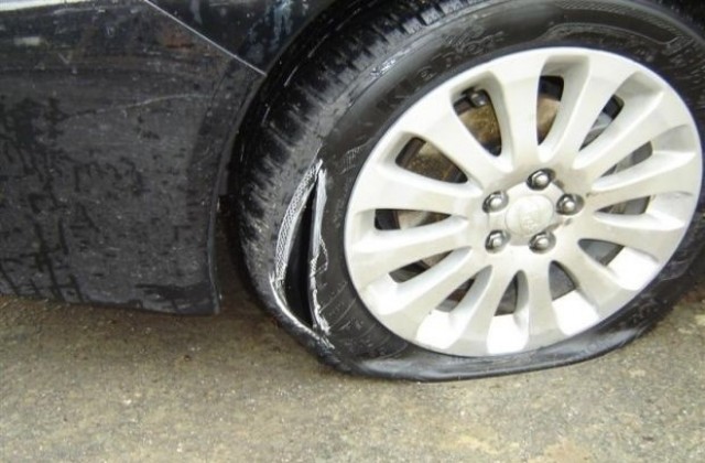 Шест автомобила осъмнаха с надупчени гуми