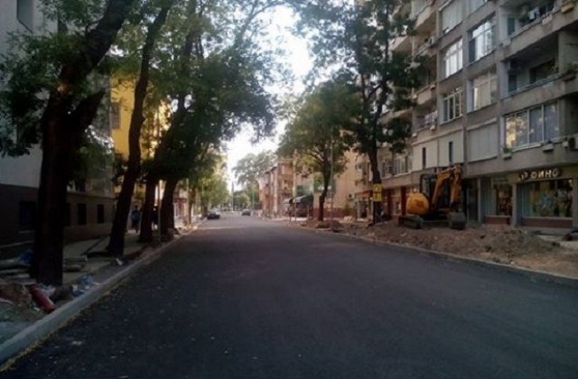 Ул. „Любен Каравелов“ отворена за движение, тротоарите все още недовършени