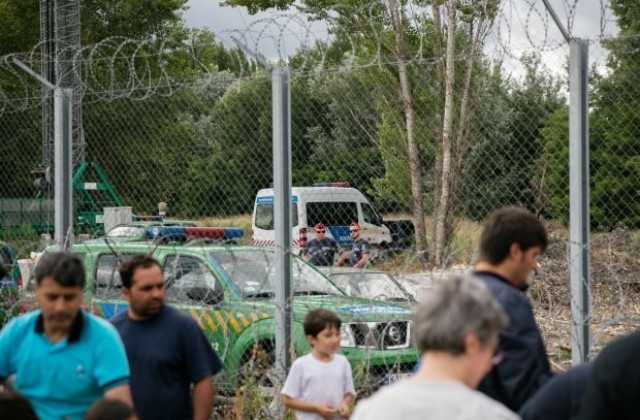 Мигрант загина при сблъсъци в лагера в Кале