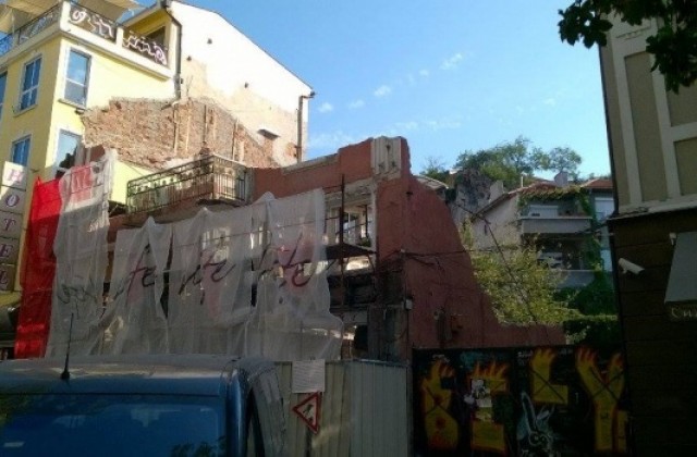 Прокуратурата разпореди проверка за събарянето на сградата в центъра на Пловдив