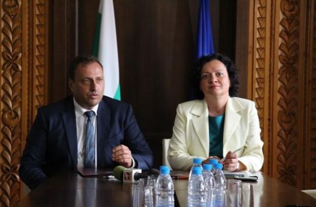 Министър Василева инспектира изграждането на водния цикъл в Банско