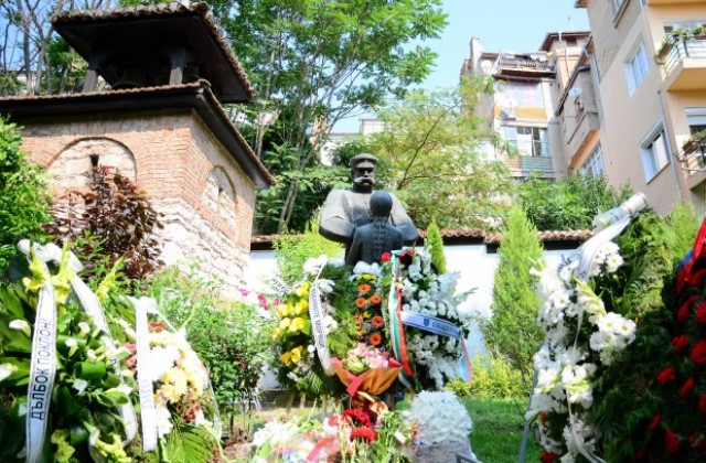 Варна чества 138 години от Освобождението си (СНИМКИ)
