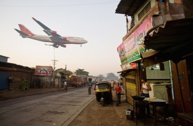 Индийски самолет каца извънредно, пътник крещял лозунги в подкрепа на ИД