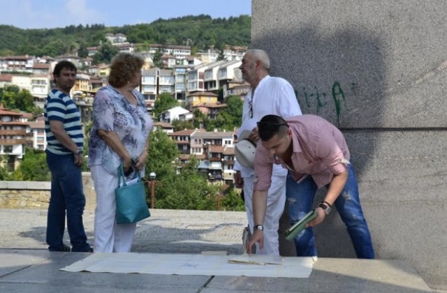 Общинска комисия набеляза мерки за отстраняване  на пропадане на настилката край паметника на Асеневци