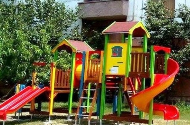 Нова детска площадка зарадва децата в Севлиево