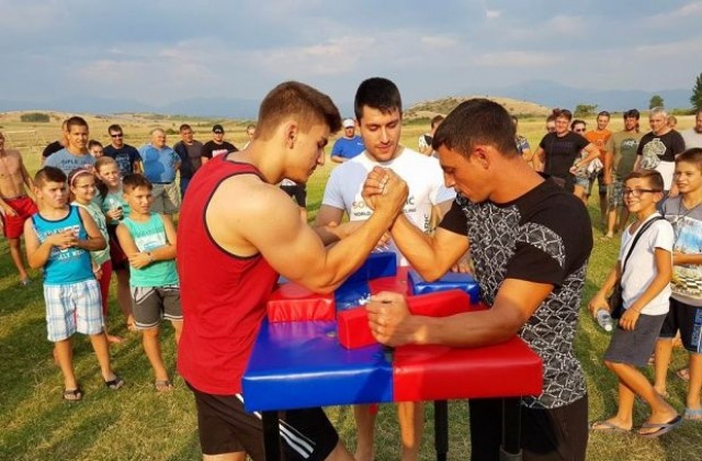 Младежката организация на ГЕРБ в Петрич организира турнир по канадска борба