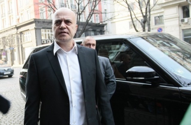 КС спира половината въпроси за референдума на Слави Трифонов
