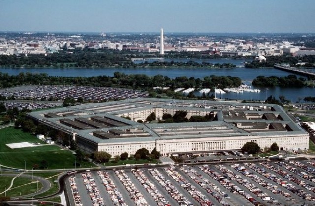 Пентагонът „поряза” генерал заради злоупотреби с жени и пари